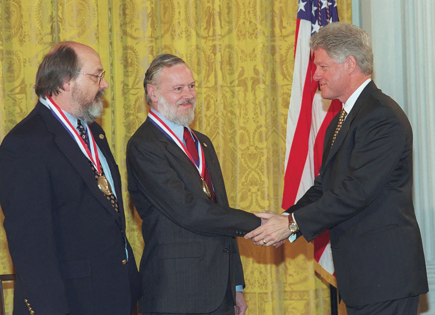 Ken Thompson et Dennis Ritchie reçoivent la National Medal of Technology par Bill Clinton en 1999